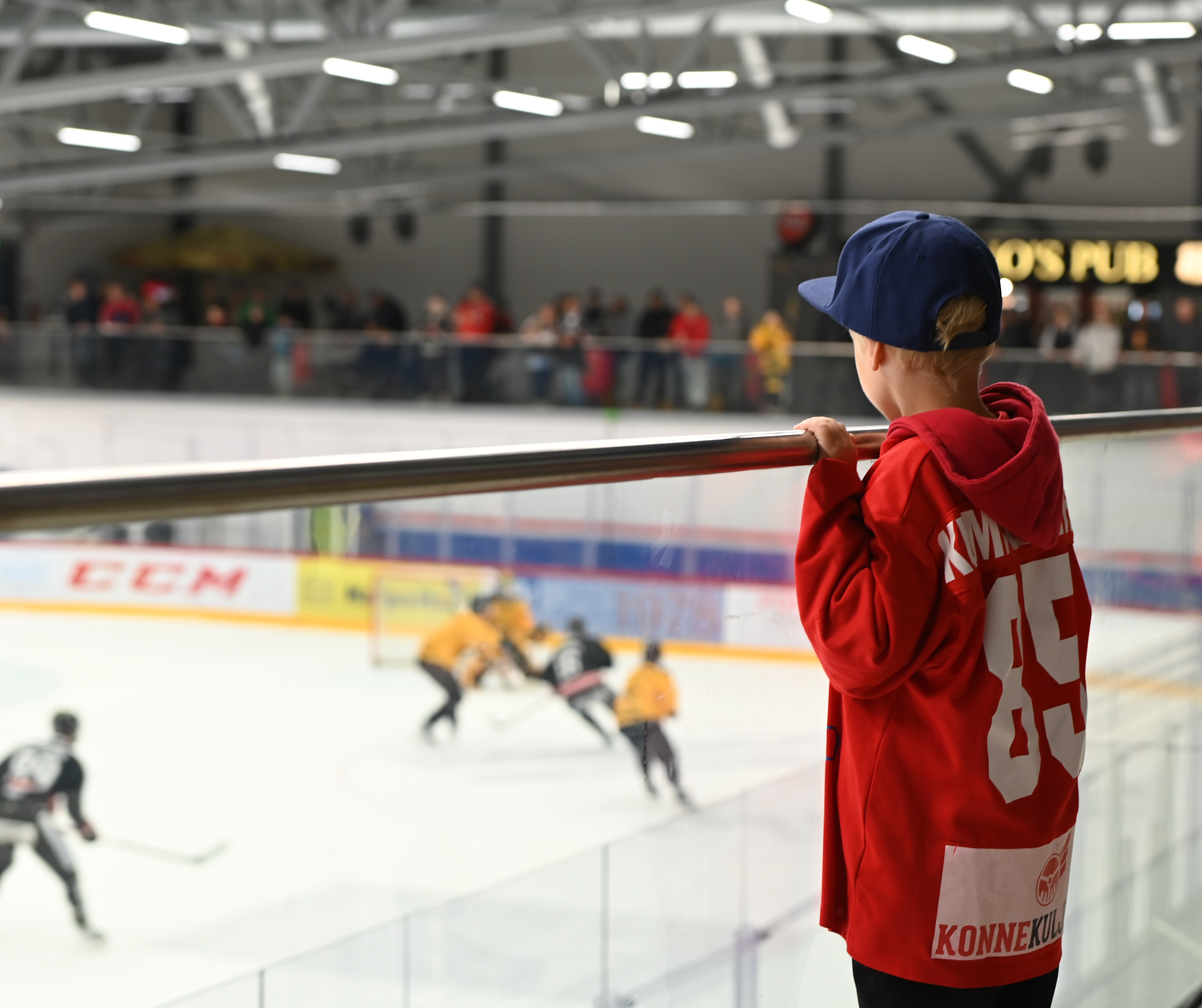 Poika katsoo jääkiekko-ottelua
